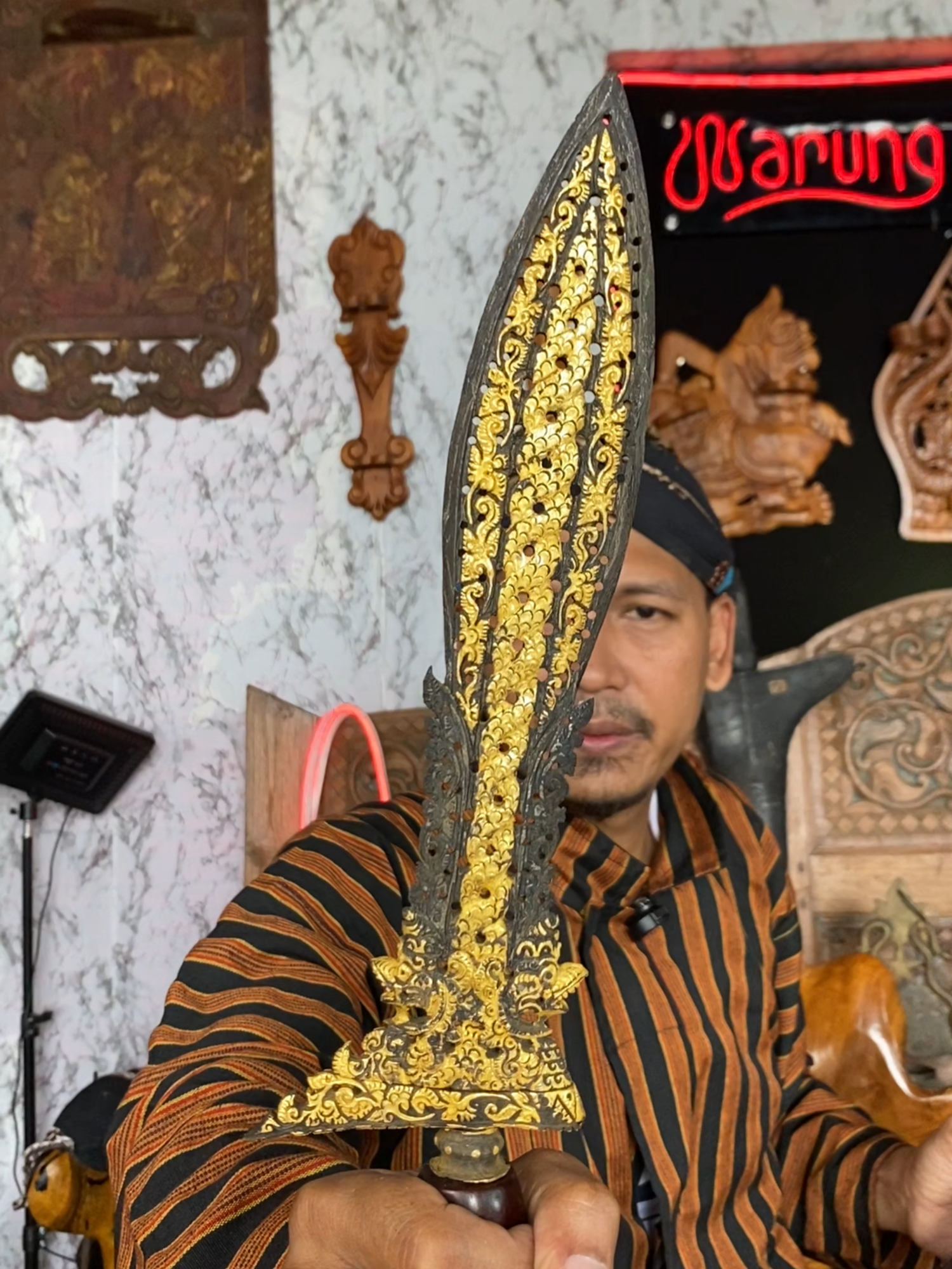 Keris Nogo Temanten kinatah emas pamor Wengkon... Koleksi Warung Antik... #warungantik #keris #kerispusaka #pusakaindonesia #budaya #budayajawa #kerispusakaindonesia #kerisnusantara #kerismataram #kerisantik #keristuban #kerisraksasa #budayaindonesia #ethnic #pusaka #pusakanusantara #history #etnik #kuno #antik #majapahit #sriwijaya #medang #kerajaanmedang #medangkamulan #bethok #kadga