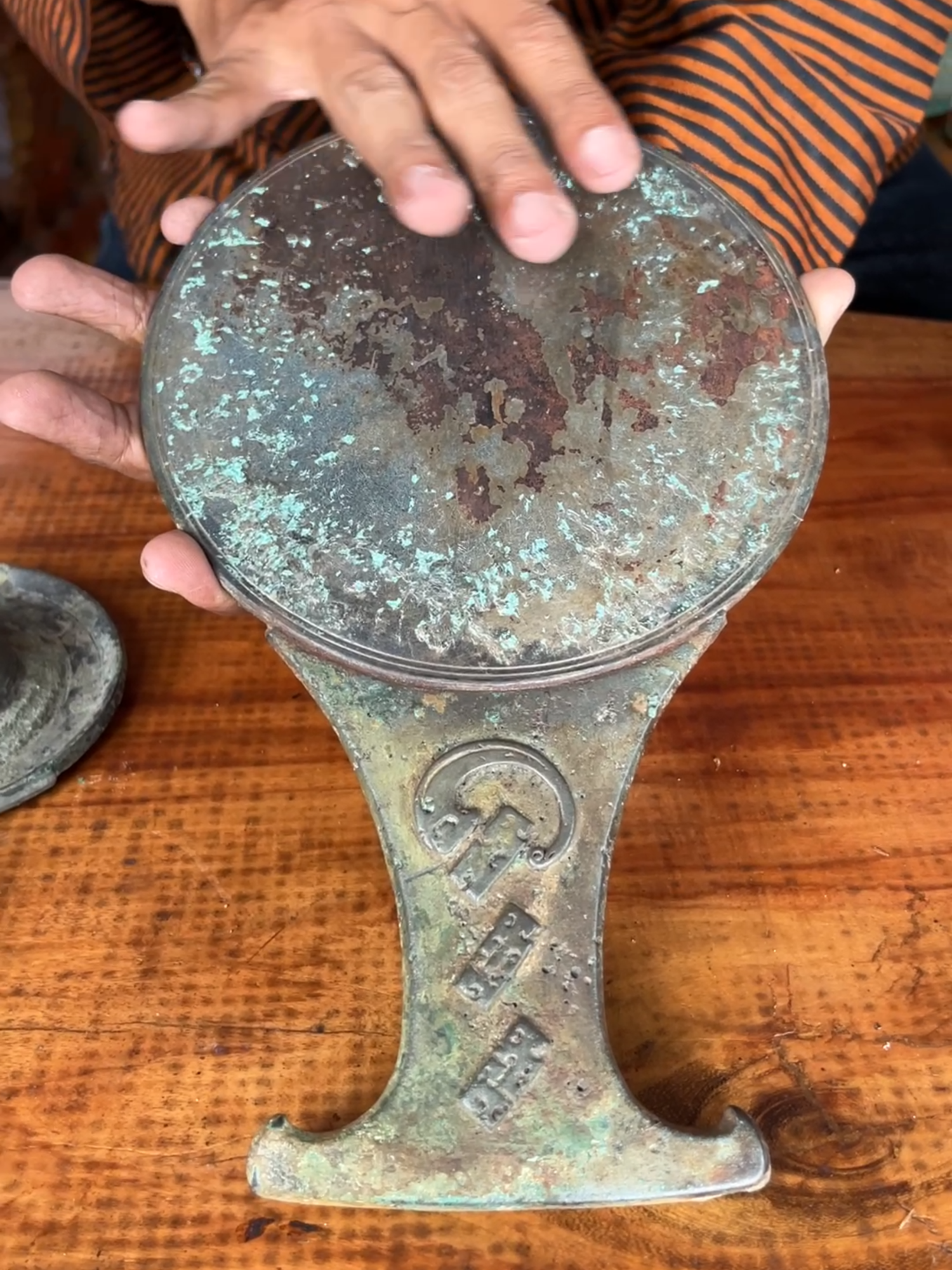 Kaca Pengilon Kuno peninggalan jaman kerajaan, ada berbagai macam ukuran... Sangat unik dan antik... Koleksi Warung Antik... #warungantik #keris #kerispusaka #pusakaindonesia #budaya #budayajawa #kerispusakaindonesia #kerisnusantara #kerismataram #kerisantik #keristuban #kerisraksasa #budayaindonesia #ethnic #pusaka #pusakanusantara #history #etnik #kuno #antik #majapahit #sriwijaya #medang #kerajaanmedang #medangkamulan #bethok #kadga