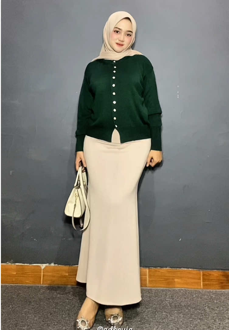 emerald di mix sama warna ivory cantik bgt yaa ternyata🥰 wajib bgt punya cardigan ini warnanya cantik-cantik dan harganya under 100ribu🤫 @Nug's Collection  #cardigan #cardiganknit #cardiganrajut #knitcardigan #cardigankorea 