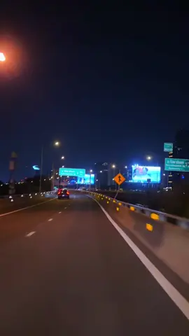#🚝ไฟเย็นยามค่ำคืนของกรุงเทพมหานคร📸🌻📽️🥰 #วิวที่ใช่กับเพรงที่ชอบ🌞  #📸ยืมลงสเตอรี่ได้นะครับ🌻  #สตอรี่ความรู้สึกเวลาขับรถ🌻📸 