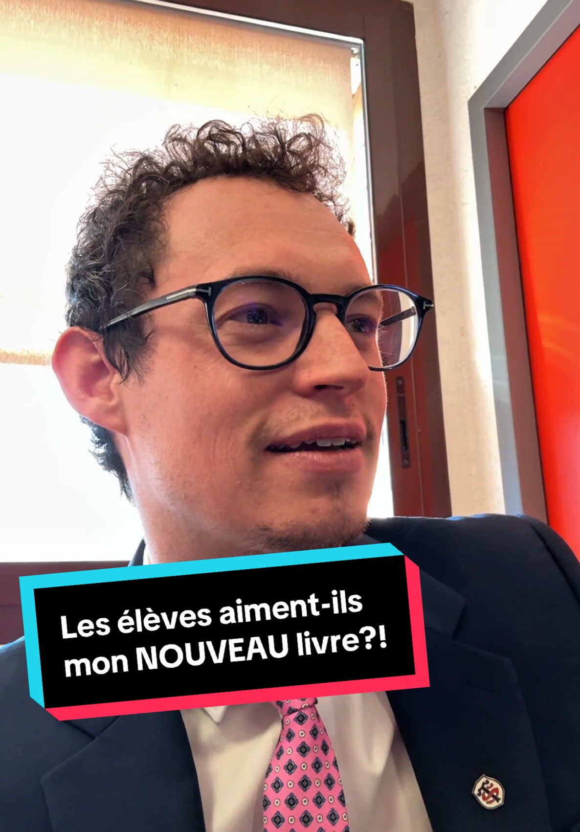 Est-ce que les élèves aiment mon nouveau livre?! 🤣👨🏻‍🏫 #prof #monsieurprof #professeur #cours #anglais #coursdanglais #english #eleve #eleves #élève #college #lycee #apprendresurtiktok #ambassadeur #learnenglish #livre #rire #fun #laugh #letsgoonholiday 