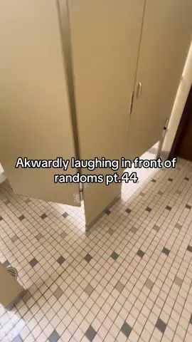 Bro couldn’t hold it together at all😭😭😭 #akward #laugh #laughing #lmao #prank 