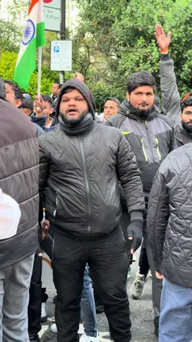 India-Pakistan tensions reach London. Indians and Pakistanis protest outside London Pakistan High Commission after #pahalgamattack in Kashmir #INDvsPAK #peacenotwar #stopthewar #HinduLivesMatters #muslimlivesmatter