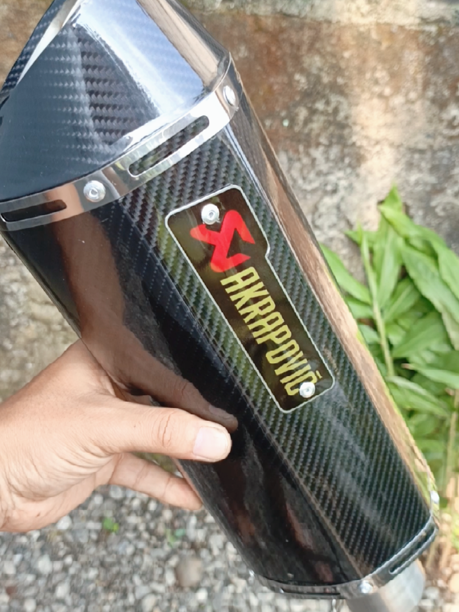 tabung silincer knalpot akrapovic layang karbon, ukuran inlet 50mm dan sarangan full.  coxok untuk semua jenis motor 4tak. #knalpot #knalpotracing #promomakangajian #knalpotbrong #nmax #aerox 