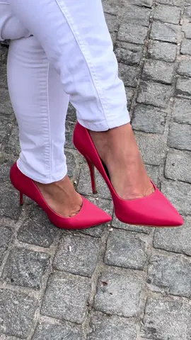 #Part2 of my #LunchBreak in #Frankfurt at the ECB. #Time to #show my #pink #HighHeels. I love the way how #people stare at these #absolutely #hot pair of #heels them #stilettos. They are an #amazing #eyecatcher. I earned lots of nice #comments during that #session. Hope, you #Love them, too #Part1 here on this #channel! . #fyp
