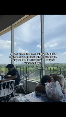 lg ketawa bareng pelakunya aja bisa tiba2 keinget gmn tega nya dia nyakitin kemarin