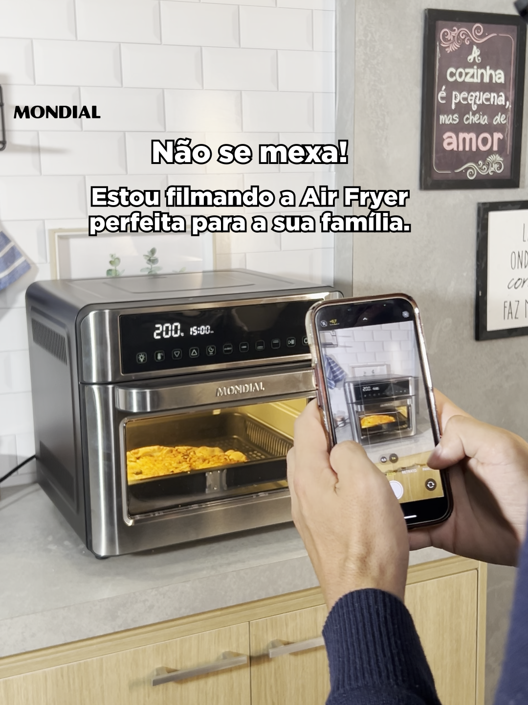 A estrela da cozinha tem que brilhar! 🌟 Com a Air Fryer Forno de 25 litros da Mondial, você tem a combinação perfeita: função air fryer + forno e duas assadeiras antiaderentes para preparar porções grandes de forma prática e rápida. Quem é o Air Fryer Lover que você vai marcar aqui nos comentários? Corre e clica no link da bio para garantir a sua! 👉🛒 #MondialBR #HomeTok #AirFryer #AirFryerReceitas #ReceitasTikTok #Cozinha #FYP