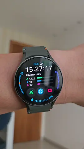 Atualização do Galaxy Watch 7 44mm LTE: quando a promessa de evolução vira um pesadelo na casa inteligente... Sim, foi isso que aconteceu comigo! Após a última atualização do Galaxy Watch 7 LTE, simplesmente toda a minha automação residencial parou de funcionar. Antes, eu controlava tudo direto pelo relógio: • Luzes da casa inteligente • Climatização dos ambientes • Abertura de cortinas • Dispositivos de segurança Mas depois da atualização: nada mais responde, nada mais integra, tudo parou. E não para por aí: Mesmo com o idioma do sistema configurado em português do Brasil, o Galaxy Watch 7 insiste em falar apenas em inglês, quebrando completamente a fluidez da experiência — e dificultando ainda mais o uso diário. Se você, como eu, utiliza o relógio como um centro de comando para casa inteligente, atenção: Essa atualização bagunçou completamente a integração com o Samsung SmartThings. Não é só uma questão de idioma, é uma falha grave de comunicação entre o relógio e o ecossistema de automação, que antes funcionava perfeitamente. E sabe qual é o sentimento? Frustração. Porque investimos tempo, planejamento e confiança em criar uma casa inteligente interligada, e de repente, por um simples update, tudo isso é interrompido. --- Fica o alerta pra quem pensa em atualizar: Se você usa o Galaxy Watch 7 LTE para integrar com SmartThings, Tuya, dispositivos Zigbee e automação residencial em geral, pense duas vezes. Ou prepare-se para lidar com muitos ajustes e possíveis dores de cabeça. --- Comenta “TAMBÉM ACONTECEU COMIGO” se você já sofreu com atualizações que atrapalharam sua automação. E claro, segue @conhecaeaprenda pra acompanhar dicas práticas, soluções reais e alertas sobre tecnologia no dia a dia — sem enrolação! --- Palavras-chave: Galaxy Watch 7 LTE, atualização Galaxy Watch 7, casa inteligente parada, automação residencial, Samsung SmartThings, smartwatch e automação, falha de atualização, integração com dispositivos Zigbee, problemas com SmartThings, casa conectada, relógio inteligente Samsung, idioma errado no relógio, controle por smartwatch, Galaxy Watch automação, Samsung Brasil, SmartThings integração, tecnologia no dia a dia, frustração em atualizações, domótica, casa inteligente Samsung. Hashtags: #galaxywatch7 #smartthings #casainteligente #automaçãoresidencial #relógiointeligente #iotbrasil #conheçaeaprenda #zigbee #domótica #galaxywatchproblemas #tecnologiadeverdade #relógiosamsung #smarthomebrasil #automaçãoquefunciona #atualizaçãofalha #smartliving #casaconectada #problemadigital #smartwatchbrasil #samsungsmartthings