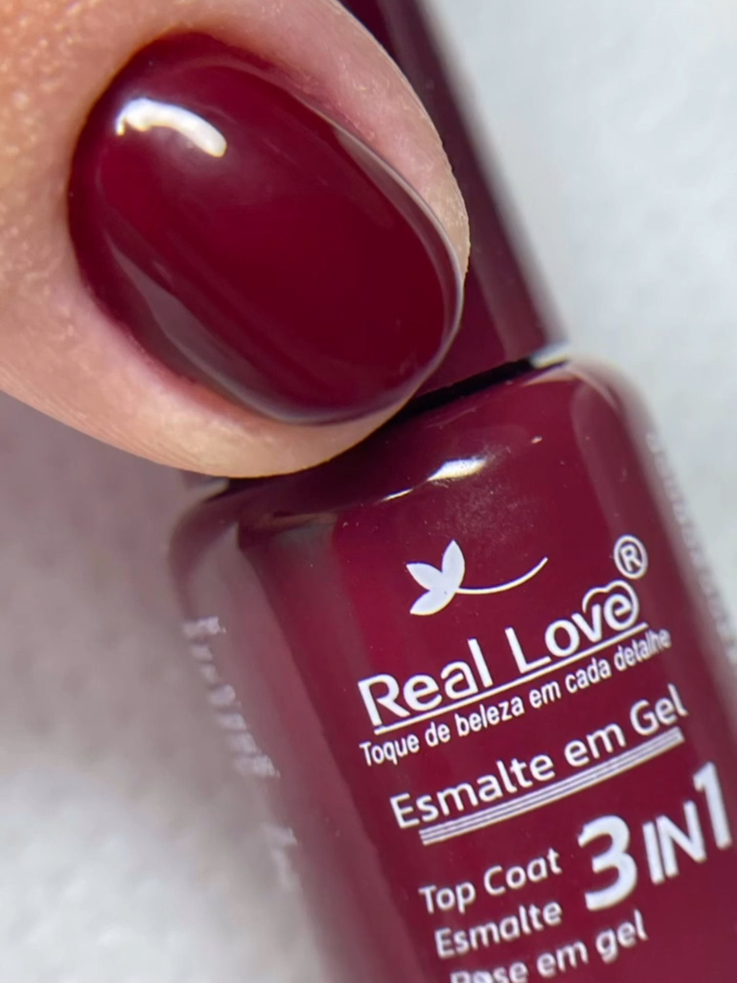 Mais uma revolução no mundo das unhas chegou! A Real Love acaba de lançar o esmalte em gel 3 em 1: base coat, cor e top coat no mesmo vidrinho! Imagina só a praticidade no atendimento: menos etapas, mais agilidade e um resultado impecável. A tecnologia está transformando nossa profissão. E eu AMO fazer parte disso! Já quero todos na minha mesa! Quem aí também ficou curiosa pra testar? #unhas #esmalteemgel #reallove #naildesign #inovação #reels