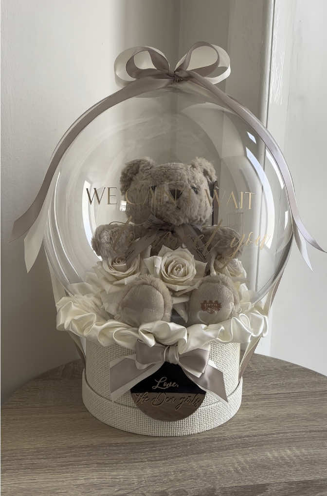 Cutest Teddy in a bed of ivory roses for a special maternity leave gift 🧸🤍 #maternityleavegift #maternityleaveballoon #personalisedmaternityleavegift #teddyballoonbouquet #teddyballoon #teddybouquet #babyballoon #boboballoonbouquet #newbabygift #babyshowergift #tipperary #limerick #ireland