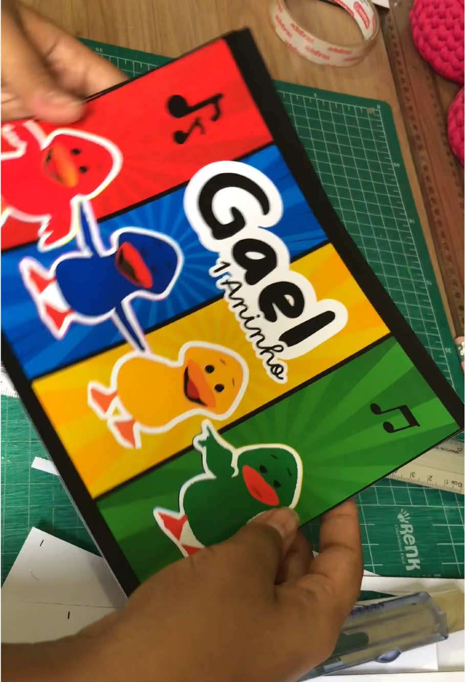 Imprimindo e recortando rótulos para lata de leite 😍🥹  #patinhocolorido #centrodemesa #lembrancinha #fyp #festa #personalizados #papelariapersonalizada 