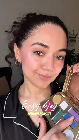 Two eyeshadows and no makeup brushes 💙🤍✨ #eyeshadow #makeuptutorial #easymakeup #explorepage #fyp 
