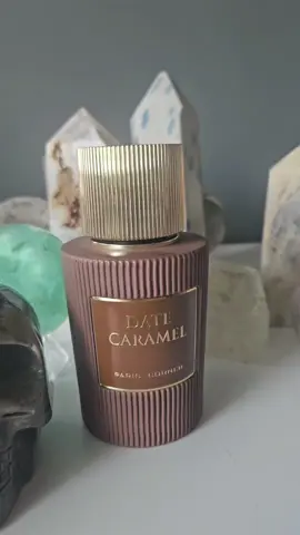 top notes are Dates, Coffee and Orange; middle notes are Caramel, Sugar and Benzoin; base notes are Vanilla, Amber and Sandalwood.