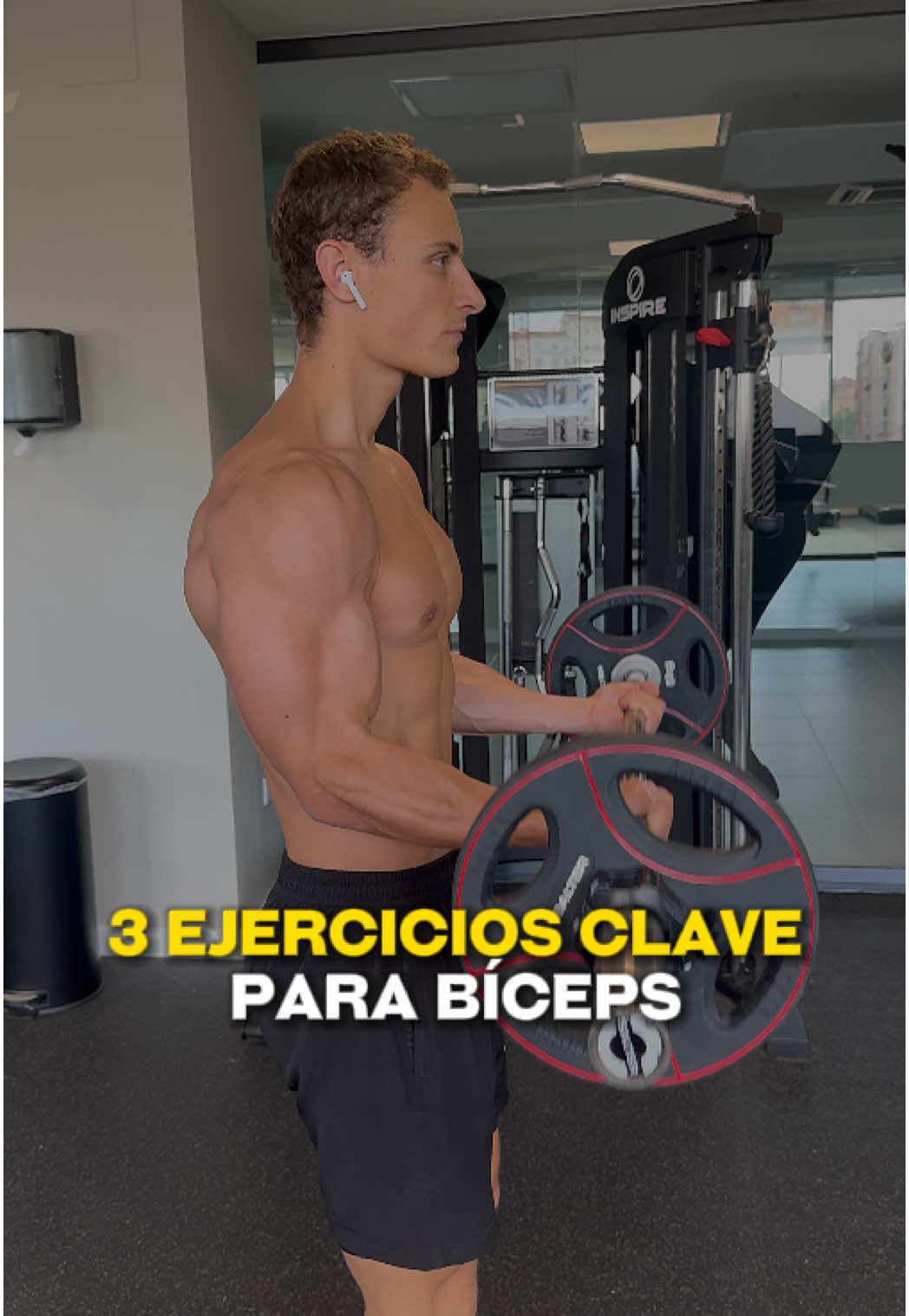 ¿Quieres llevar tus bíceps al siguiente nivel? Añade estos tres ejercicios a tu rutina: 1️⃣ Curl de bíceps con polea baja: Da un paso hacia adelante y trabaja la cabeza larga del bíceps para conseguir mayor longitud en el músculo. 2️⃣ Curl con barra: Mantén los codos por delante del tronco para focalizar en la cabeza corta del bíceps, aumentando el grosor. 3️⃣ Curl martillo con cuerda: Enfócate en el braquial y el braquiorradial, fortaleciendo la parte externa del brazo y el antebrazo. 🔥 Combinando estos tres ejercicios, cubrirás todas las áreas clave del bíceps y mejorarás la estética de tus brazos. 💪 Aplica estos consejos y lleva tus brazos al siguiente nivel. #EntrenamientoDeBrazos #GanarMúsculo #TipsDeGym