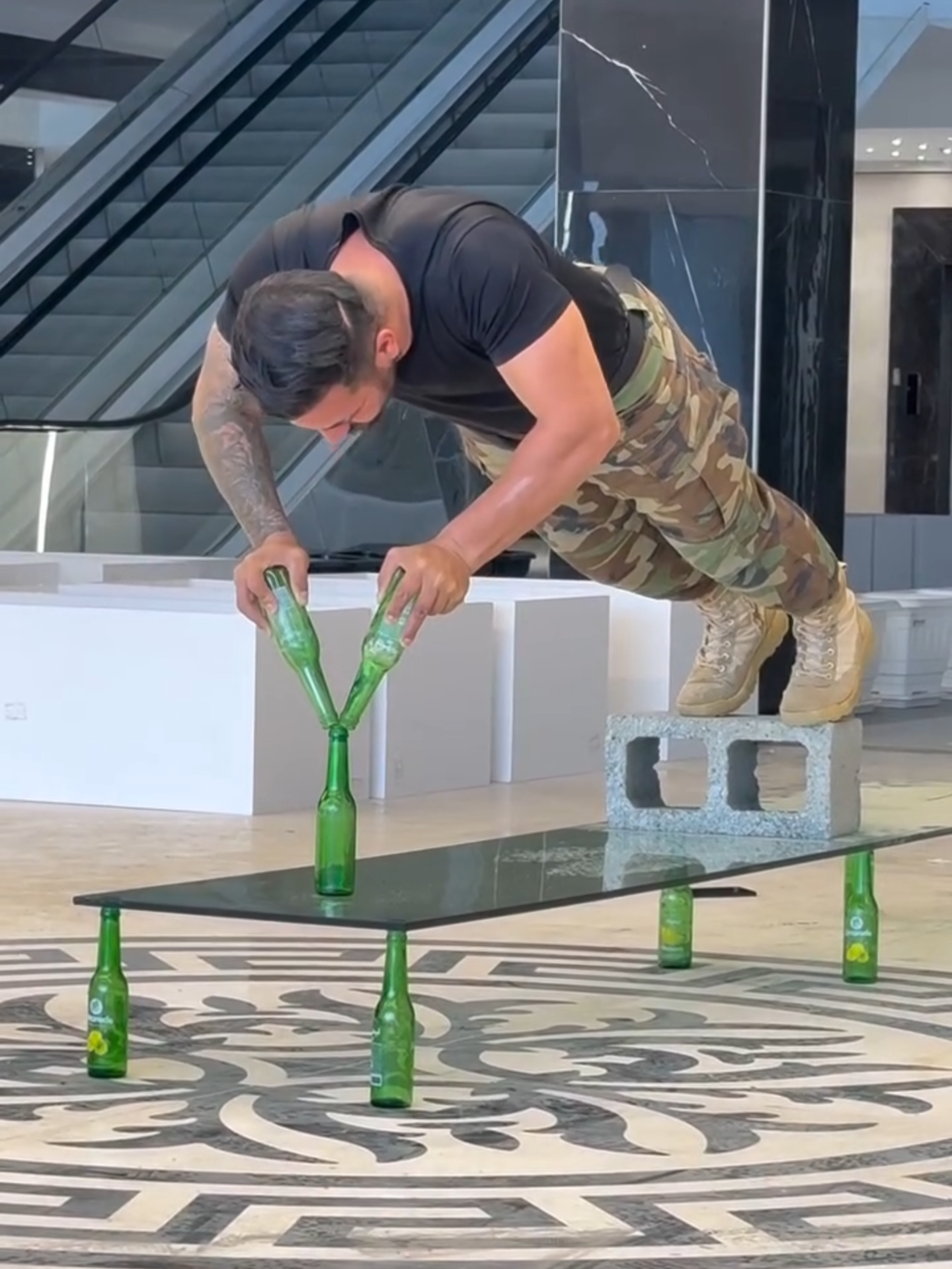 Now that's wild 😳 (🎥 @milad.javanmrdy IG) #Unreel #Extreme #Pushupchallenge #Crazystunt