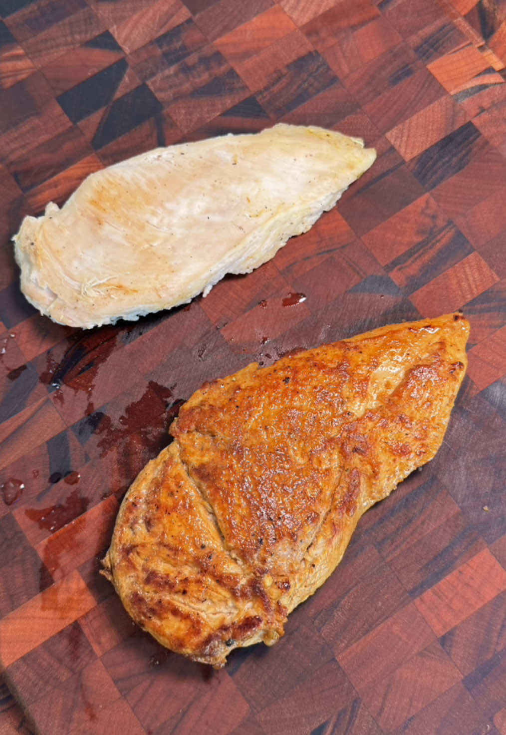 Atenção: tá mais do que na hora de parar de errar o preparo do peito de frango. Se o seu frango ainda sai da frigideira seco, pálido e sem graça esse vídeo é pra você.🍗⚠️ Já adianto: começar na frigideira fria é erro clássico, assim ele solta água, gruda todo e ainda fica todo ressecado. E outra: nada de ficar mexendo o tempo todo, deixa o frango quietinho, frigideira bem quente, e só vira quando dourar. A crosta dourada não se forma do nada, viu?👀🔥 Dica de ouro: o ponto certo é quando ele tá macio, mas não afunda quando você aperta com o dedo.💡😉 📌Temperos: Para 1kg de peito de frango  1 colher de páprica  1 colher de cebola em pó  1 colher de açafrão  1 colher rasa de sal  1 colher de chá de pimenta do reino #frango #peitodefrango #alimentação #alimentacaosaudavel #gastronomia #culinaria #dicas #dicasdechef #dicasdecozinha #dicasdeculinária #cozinha #cozinharemcasa #receitasfaceis #receitasrapidas 