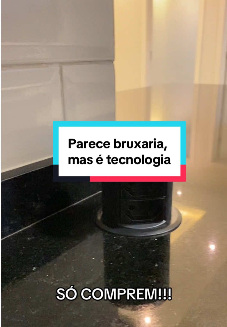 Torre de tomada automática e com  indução? Isso é do futuro!  #TechTok #Indução #GadgetDoDia #TomadaSmart #FuturoAgora #SemFios #VidaOrganizada #reviewbr #unboxingbr #tomadaembutida #torredetomadas #torredetomadaembutir #torredetomadasporinducao #torredetomadasautomatica #tomadaautomatica #torredetomada #torredetomadanapedra #cozinha #cozinhaplanejada #pedrasaogabriel 