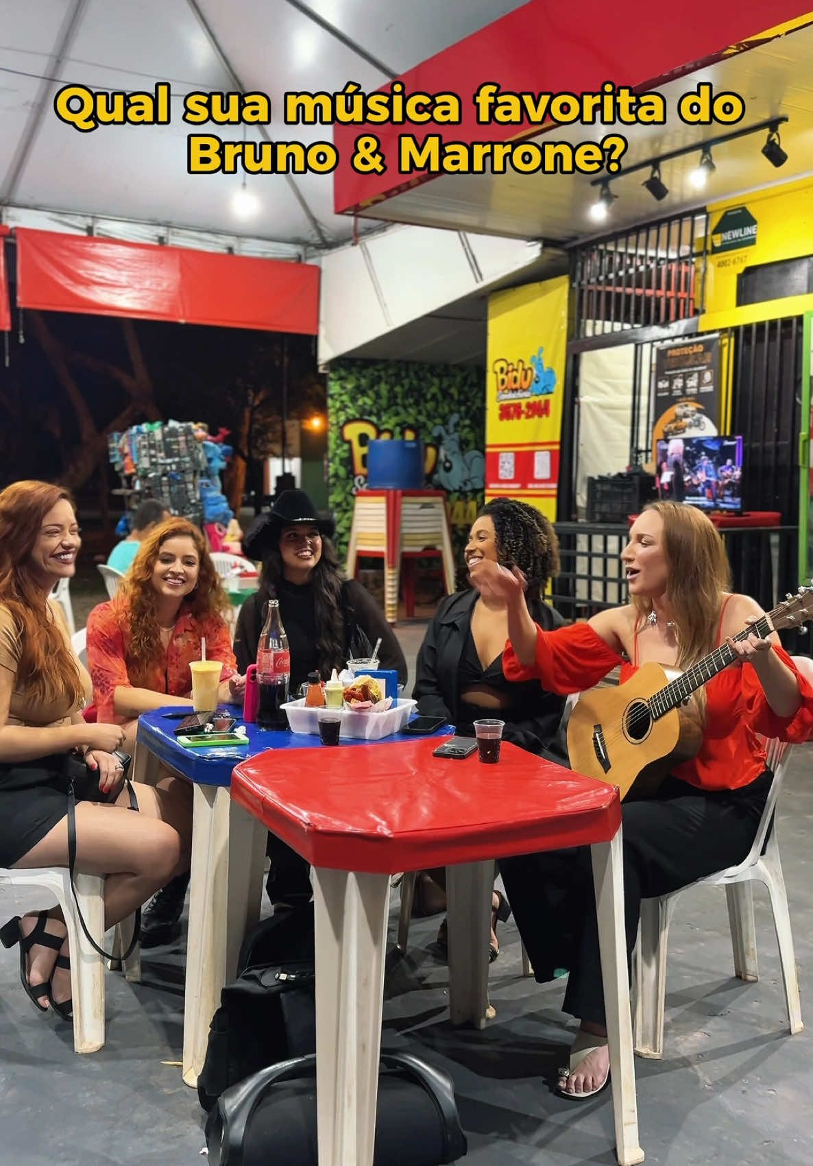 ❤️‍🔥Só vale Bruno & Marrone, hein! ELAS ATACARAM DE NOVO… A resenha rolou solta aqui na Biu Sanduicheria, o melhor X- Tudo da região! Cada uma puxou um modão e o coração cantou junto! Agora conta pra gente: qual dessas é a sua preferida? • Sigam a gente: @Anna Júlia Ferreira | @Thaynara Alves |  @Camila | @Suellen Cristynne 💚  •Vídeo e edição: @Raffael Parreira  . . . #BrunoEMarrone #ElasPorElas #RainhasDoRole #SertanejoEntreAmigas #SóModão #SertanejoRaiz #VozEViolão #Viral #Trend #CantorasSertaneja #AmigasCantoras #CantorasSertanejas #CantorasDeGoiania Cantoras se reúnem em um pit dog em Goiânia e soltam a voz cantando músicas sertanejas que fizeram sucesso nas vozes da dupla Bruno e Marrone. A resenha delas tá viralizando no Brasil e no mundo mostrando que mulheres devem se unir, não competir!