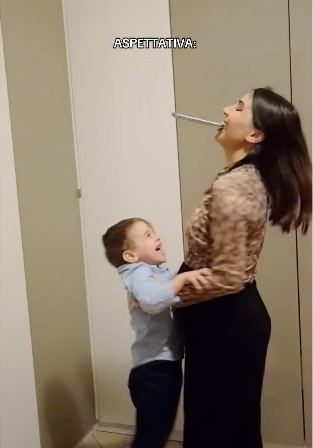 MIA MAMMA HA STACCATO IL TELEFONO PER PRENDERMI PERCHÉ STAVO CADENDO 👁️👄👁️ Non so come facciano gli altri questi trend, ma ad un certo punto ha iniziato a girare la stanza non più io🤣