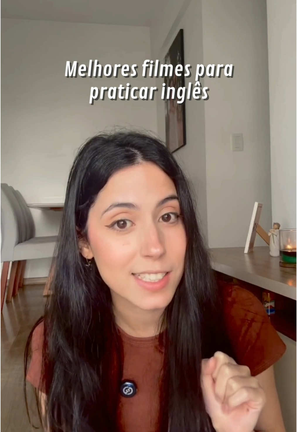 Quer praticar inglês vendo FILMES? Te mostro os MELHORES — separados por nível: básico, intermediário e avançado! Segue as diquinhas 😉 1.  Nível A1-A2: Legendas em português. Elas ajudam a entender a história sem se perder. •Foque em ouvir palavras conhecidas e tente associar com a legenda. Dica extra: repita cenas curtas e tente imitar a pronúncia. 2. Nível B1-B2: Legendas em inglês. Você entende a maioria das palavras e começa a fazer conexões entre o som e a escrita. •Aprenda vocabulário novo observando como as palavras são usadas no contexto. 3. Nível C1-C2: Sem legendas. Tente entender pelo contexto e preste atenção à entonação, sotaque e expressões idiomáticas. •Use as legendas em inglês apenas quando tiver dúvida sobre algo. 😊 Já salva esse Reels pra maratonar com propósito! . . . #dicasdeingles #ingles #fluenciaemingles #viral
