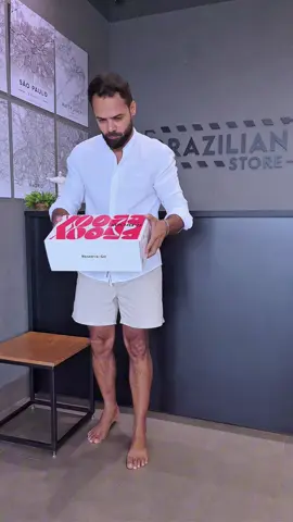 Look leve, moderno e cheio de atitude: tênis Reserva R-Broox, camisa de linho e short de sarja pra quem sabe que estilo também é sobre conforto.”