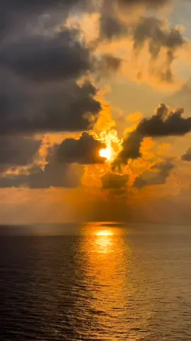 Senja datang seperti kenangan yang tak diundang. menyapa pantai dengan cahaya terakhirnya. Begitu hangat, namun hanya sementara. Pantai terdiam membisu. menyibukkan diri dengan desiran ombak yang tenang, merasakan semilir angin yang gersang. ia tahu, yang dicintainya sedang bersiap untuk pergi. namun tetap membiarkan ombak memeluk cahaya yang akan hilang. Tak ada kata perpisahan, hanya langit yang perlahan menjadi gelap dan pantai yang kembali sunyi dengan rindu yang tak pernah selesai. karena sesungguhnya yang paling menyakitkan bukan kepergian senja, tapi kenyataan bahwa pantai selalu mencintainya. bahkan ketika tahu ia tak akan pernah kembali tinggal.