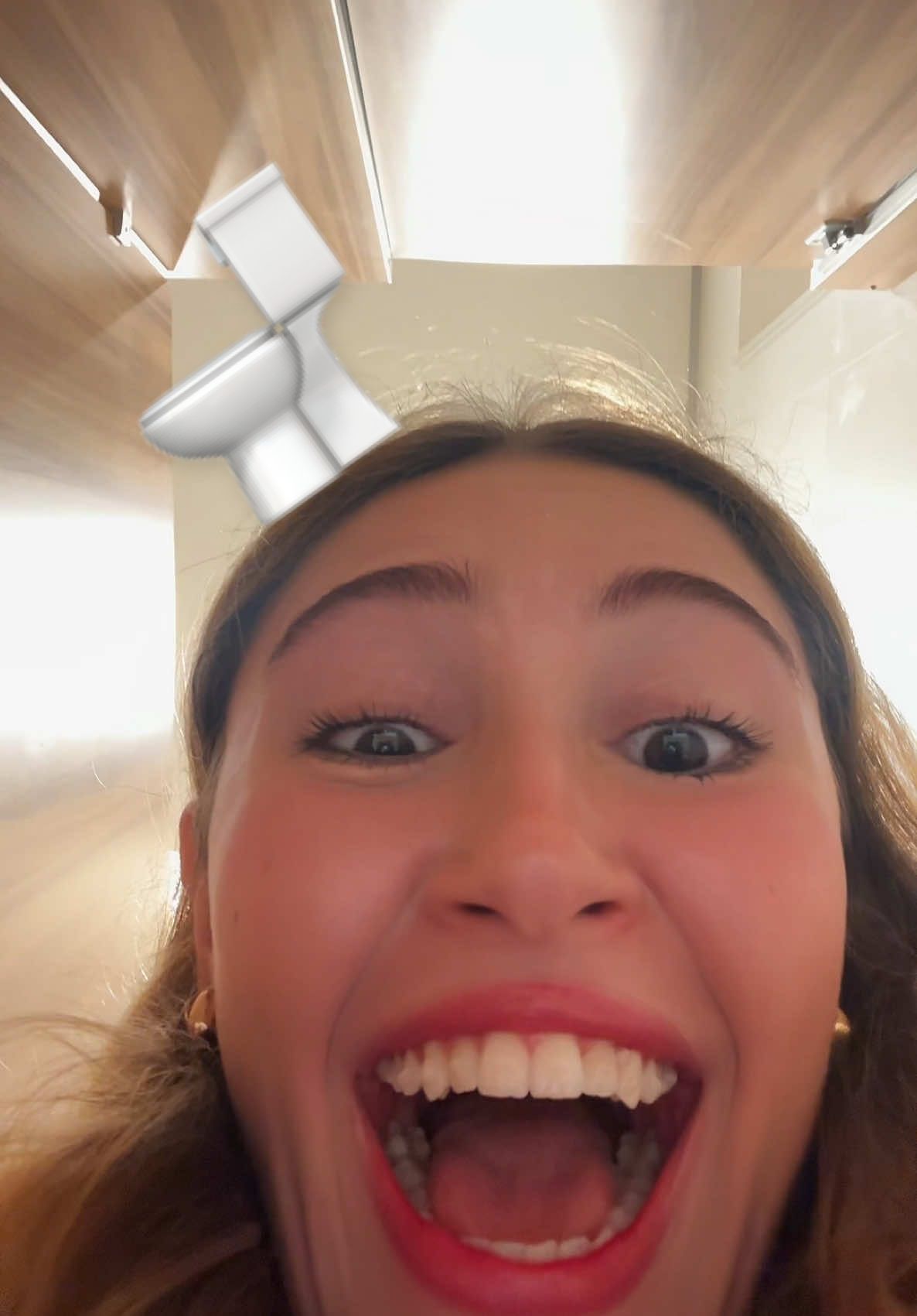 fingindo fazer barulhos de diarreia no banheiro #diarreia #barulho #meme 