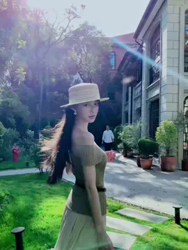 ☕️ 陽光灑落，微風正好。 在一杯咖啡的時間里，把世界放慢，留給自己。 #OOTD #CafeTime #SunnyMood #ChillVibes