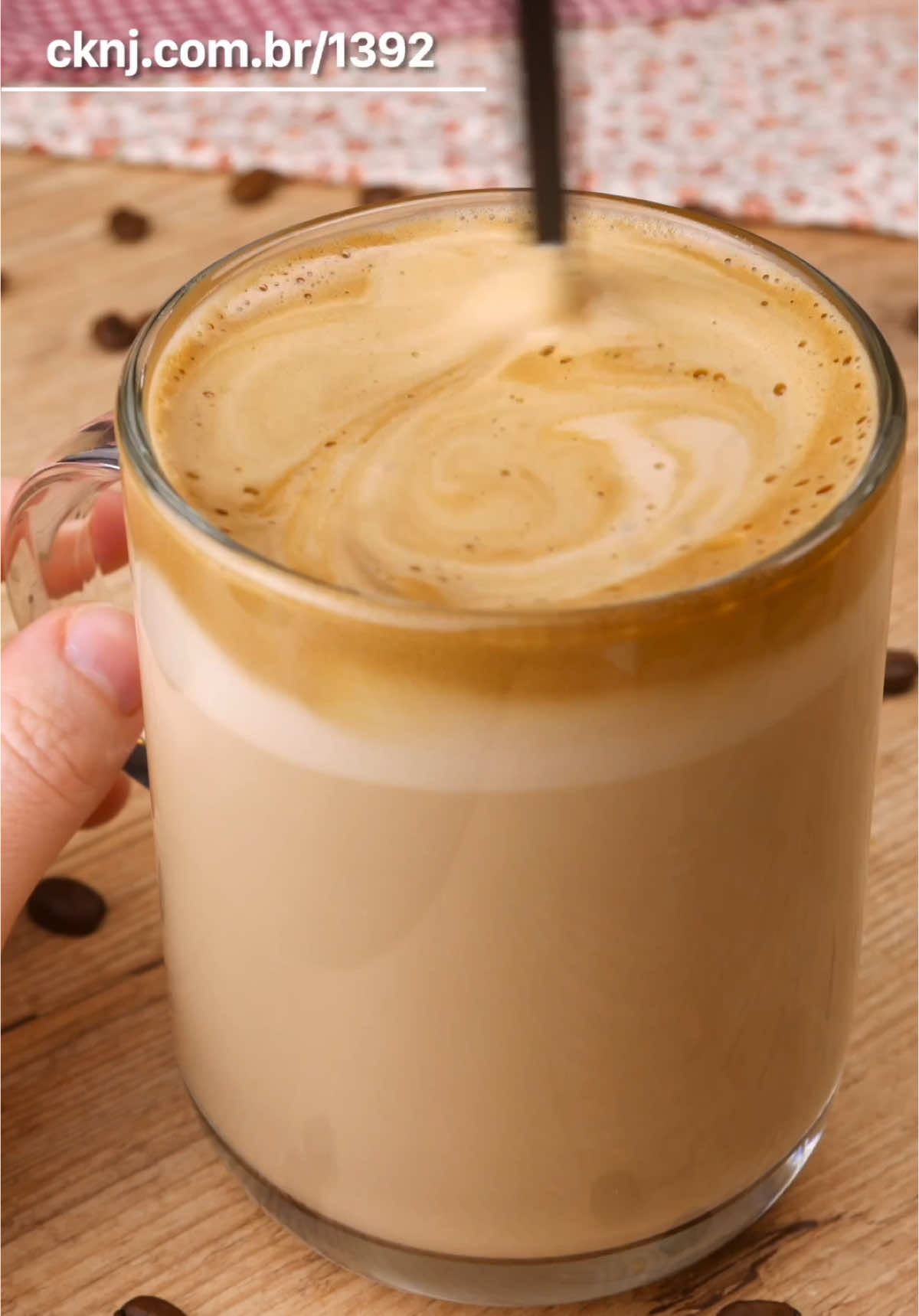 Como fazer Café Cremoso Pessoal esse vídeo está em formato reduzido (reels), caso queira conferir o vídeo completo com todas as dicas, rendimento e mais detalhes acesse: http://cknj.com.br/1392 #receitasimples #cafecremoso #cafe
