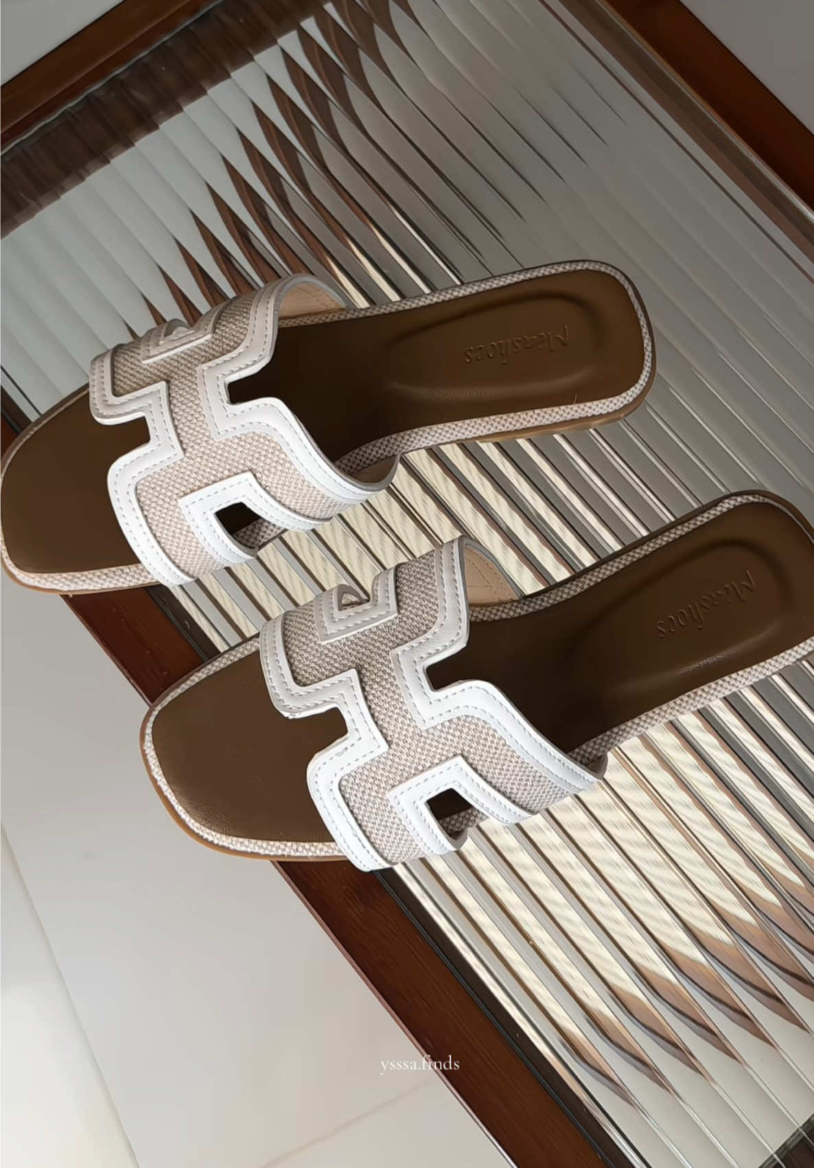 This leather flats is a closet essential.  Chic, comfy, and timeless! #LeatherFlats #OOTD #sandals #slippers 