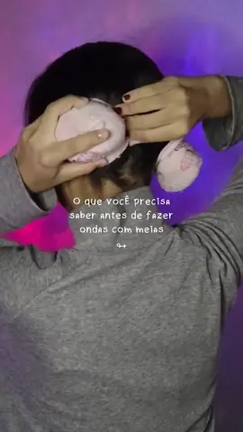 Explicação aqui, e Dica extra ✨ PENTEAR ANTES: porque com o cabelo embolado na hora de tirar vai embolar ainda mais e o resultado não vai ser tão bom🪻 NÃO FAZER COM O CABELO MOLHADO: o cabelo não seca dentro da meia, o resultado vai ficar muito ruim e ainda por cima pode deixar o cabelo fedido por estar abafado🌷 ÓLEO ANTES E DEPOIS DE FAZER: é só uma recomendação pra deixar o cabelo mais brilhoso e ter um resultado melhor também🪻 NÃO PUXAR MUITO: o resultado vai ficar muito marcado e estranho, fora que pode também machucar e quebrar o seu cabelo🌷 DICA EXTRA: não fazer essa texturização todos os dias, pode quebrar o seu cabelo e o resultado vai ficando ruim, dá um intervalo de uns 2/3 dias pra fazer de novo 🪻 Já testou essa forma de fazer onda do cabelo? #cabeloondulado #heatlesscurls #dicasdebeleza #finalização #cabelosaudavel 