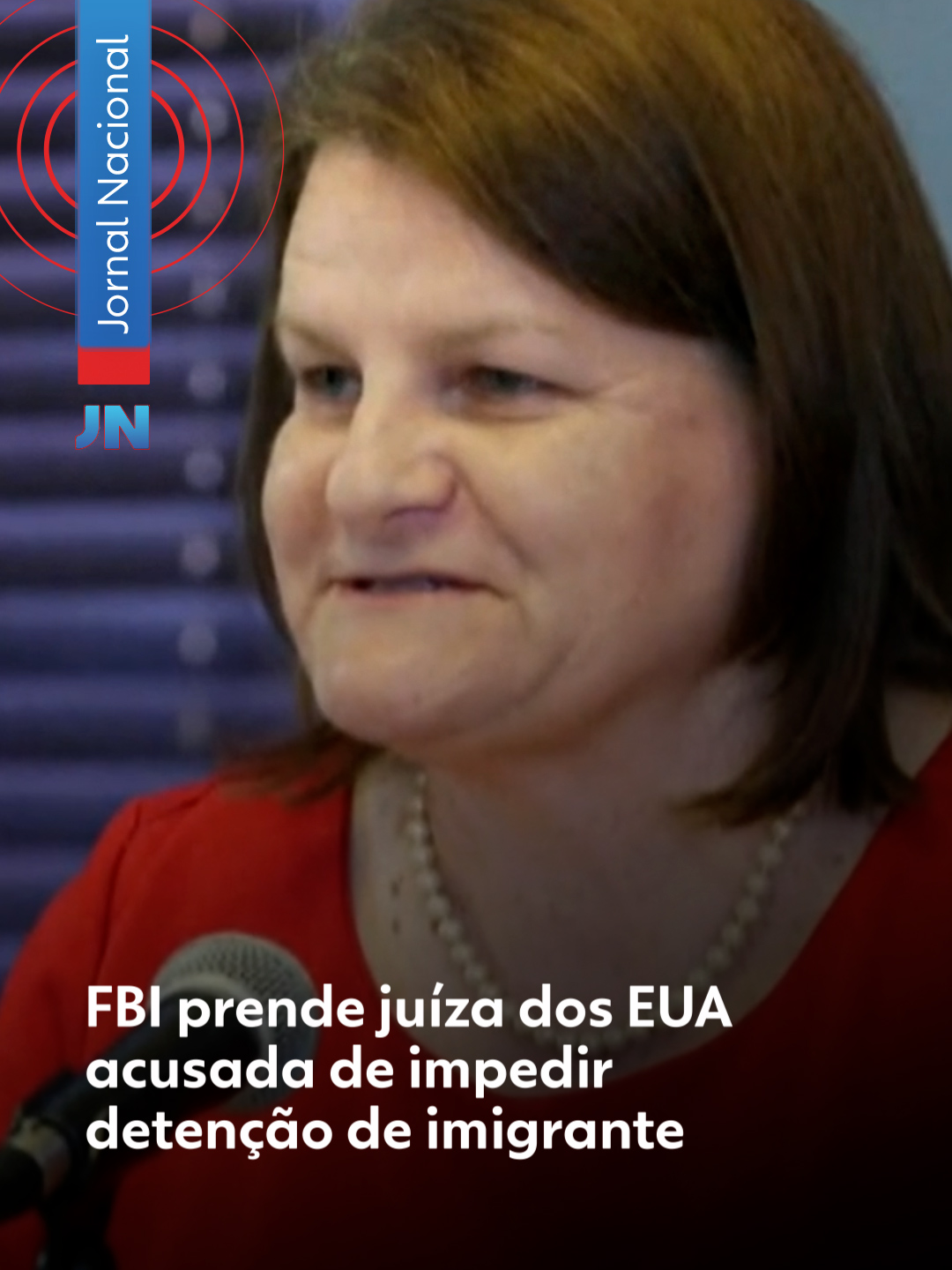 Estados Unidos - O FBI prendeu nesta sexta-feira uma juíza dos Estados Unidos acusada de tentar obstruir uma operação de detenção de imigrantes. A magistrada foi liberada após comparecer a um tribunal federal. O anúncio da prisão da juíza foi anunciado pelo próprio diretor do FBI, Kash Patel — indicado pelo presidente dos EUA, Donald Trump, para o cargo. A magistrada presa, Hannah Dugan, pertence ao Tribunal Federal de Milwaukee, capital do estado do Wisconsin. Segundo Patel, Dugan ordenou que agentes de seu tribunal deixassem que Eduardo Flores Ruiz, um imigrante mexicano, escapasse da prisão. Ruiz foi preso em seguida por agentes do Serviço de Imigração e Controle de Alfândegas dos Estados Unidos (ICE, na sigla em inglês), que o perseguiram a pé. Horas após ser presa, no entanto, Dugan foi liberada após comparecer a uma audiência em um tribunal federal. O FBI não se pronunciou sobre sua soltura. Veja mais clicando em 'leia o artigo' #g1 #g1mundo #donaldtrump #estadosunidos #fbi #tiktoknotícias