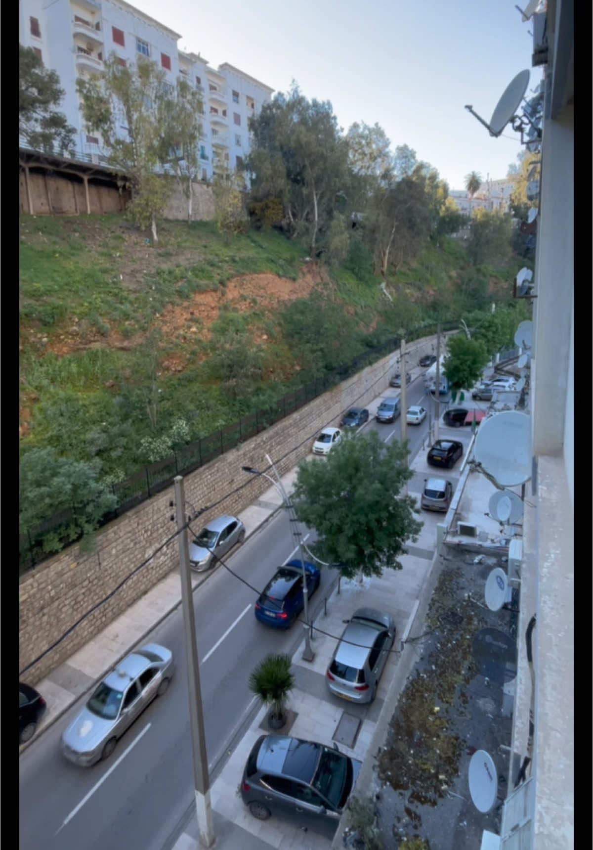 شقة راقية F4 بإطلالة بانورامية ساحرة – طريق سطيف، قسنطينة تفتخر PAPS IMMO بتقديم واحدة من أجمل الشقق المعروضة للبيع في قلب مدينة قسنطينة، وتحديداً في حي عواطي مصطفى (طريق سطيف)، المعروف بنظافته، هدوئه، ومستواه السكني الراقي. ⸻ تفاصيل العقار : 	•	المساحة : 88 متر مربع 	•	الطابق : الرابع (مصعد متوفر – حديث وصيانته منتظمة) 	•	التركيبة : ثلاث غرف نوم + صالون واسع 	•	التشطيب : ممتاز – تجهيزات كهربائية وسباكة عالية الجودة 	•	الإضاءة : طبيعية وممتازة طيلة اليوم 	•	الحالة : جاهزة للسكن فوراً – لا يحتاج لأي أعمال إضافية 	•	الإطلالة : بانورامية خلابة على كامل مدينة قسنطينة ⸻ مزايا السكن : 	•	مدخل مؤمن بكود رقمي (Digicode) 	•	حراسة وهدوء على مدار 24/24 	•	عمارة نظيفة، جيران محترمون، وبيئة سكنية راقية 	•	سلم نظيف، بدون أي إزعاج أو ضوضاء 	•	الحي قريب من كافة المرافق: نقل، مدارس، خدمات، محلات هذا العقار مثالي لـ : 	•	عائلة تبحث عن الراحة والسكينة 	•	مستثمر يرغب في موقع مميز وعائد مضمون ‎#منزل #شقة #فيلا #منازل #شقق #عقار #عقارات ‎#منزل_للبيع #فيلا_للبيع #شقة_للكراء #منزل_للكراء ‎#عقارات_للبيع #منازل_فاخرة #شقة_فاخرة ‎#بيع_و_شراء_عقارات #الجزائر #الجزائر_العاصمة ‎#وهران #الاستثمار_في_الجزائر  ‎#قسنطينة  #قسنطينة_قسنطينية_حاجب_وعوينة    #immobilier   #maisons #maison a vendre #location #constantine25   #maison_de_luxe #constantine  #constantine_dz  #قسنطينة #قسنطينة_قسنطينية_حاجب_وعوينة #عقارات 