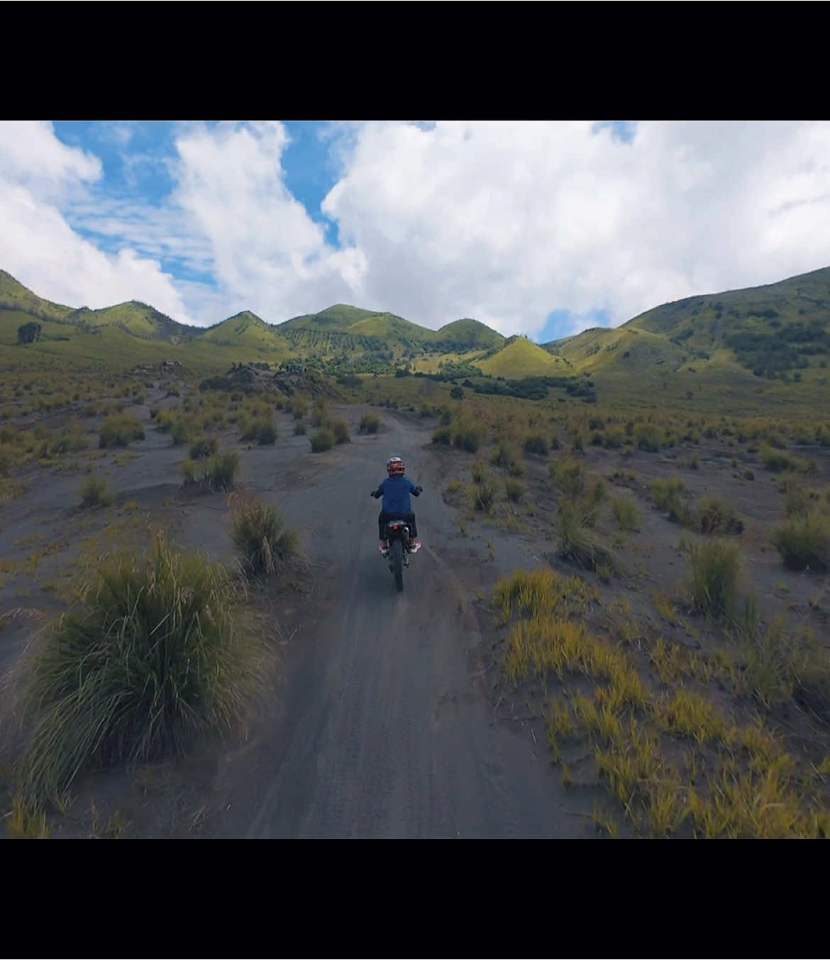 Surfing in Lautan Pasir #trail #bromo #bromotenggersemeru #fyppppppppppppppppppppppp #fyp #healing #riding 