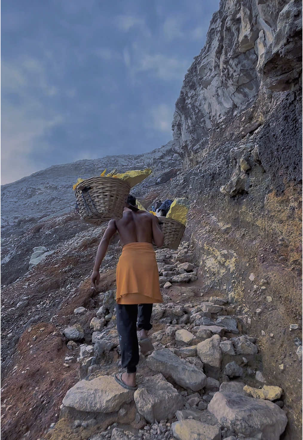 balik keindahan Kawah Ijen yang terkenal dengan fenomena api biru dan danau asamnya, terdapat kisah nyata para penambang belerang yang bekerja keras setiap hari. Mereka mendaki gunung dan menuruni kawah yang curam untuk mengangkut bongkahan belerang yang sangat berat, sering kali mencapai 70–90 kilogram, hanya dengan alat sederhana dan perlindungan minim dari gas beracun. Kisah mereka adalah pengingat bahwa keindahan alam sering kali menyimpan realitas kehidupan yang penuh perjuangan. Pernah lihat langsung para penambang itu saat ke sana? Ayo berwisata ke Banyuwangi, kami menyediakan berbagai pilihan paket : ✅ Open Trip ✅ Paket 1 Hari ✅ Paket 2 Hari 1 Malam ✅ Paket 3 Hari 2 Malam Kami juga melayani ✅ Bromo ijen tour ✅ Bromo ijen tumpak sewu ✅ Transport dll More info visit web. : www.ijenexpeditiontour.com ig. : @ijenexpeditiontour Whatapps : +6285748711646 📧 : ijenexpeditiontourandtravel@gmail.com #penambangkawahijen #paketwisatabanyuwangi #explorebanyuwangi #pesonaindonesia #opentripkawahijen #privatetripkawahijen #kawahijenindonesia 