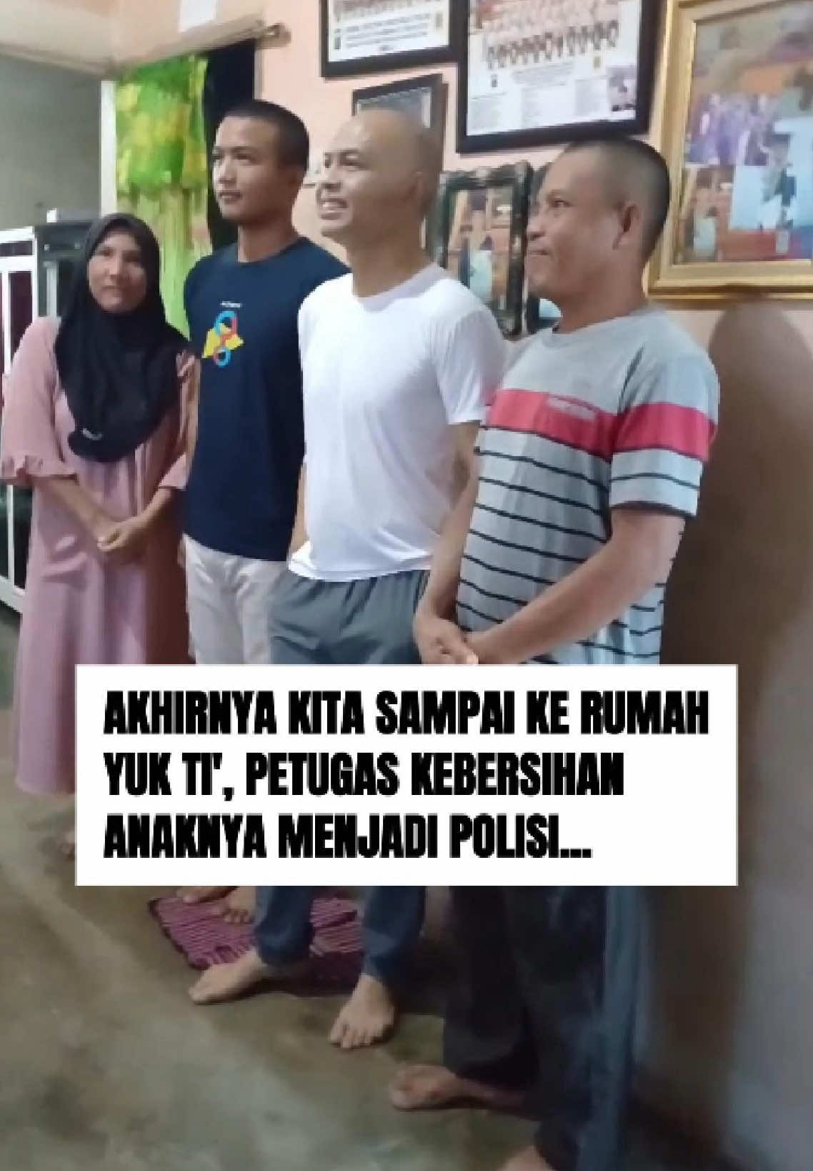 Masih ingatkan dengan salah satu PHL kita di Polda yang anaknya jadi Polisi. Nah kebetulan, pas kita lagi jalan-jalan, keliling Air Itam, mampir dulu kerumahnya. Alhamdulillah, sampai dirumahnya Yuk Ti, pas ada Suaminya, anak-anaknya termasuk yang Polisi itu Bripda Muhammad Candra. Didalam rumahnya Yuk Ti ni, terpasang foto-foto anaknya yang Polisi. Tentunya, itu suatu kebanggaan bagi Yuk Ti dan Keluarga. Pesan Saya, terus jadi kebanggaan bagi keluargamu dengan menjadi Polisi yang baik. Jangan sampai melakukan pelanggaran atau suatu hal yang bisa merugikan diri sendiri, keluarga bahkan Institusimu. Karena dirimu hari ini, adalah hasil kerja keras, keringat dan doa kedua orangtuamu. Ingat itu. Ngomong-ngomong, kehadiran Saya dilingkungan rumah Yuk Ti, ternyata bikin Ibu-ibu mau ngajak berswafoto. Tapi gak apa-apa, Alhamdulillah. Ibu-ibu senang, Saya pun senang. Ternyata, hal sederhana beginipun bisa menyenangkan masyarakat. Terimakasih. @Divisi Humas Polri Official  @Kepala Kepolisian RI 