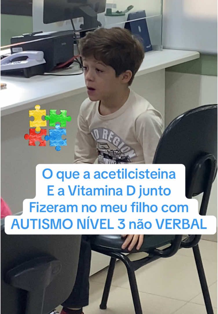 A acetilcisteína e a vitamina D têm sido estudadas por seus potenciais benefícios em pacientes autistas.  Esse foi um dos motivos que testei por aqui !!  Acetilcisteína é   Um poderoso Antioxidante:* a acetilcisteína é um antioxidante que pode ajudar a reduzir o estresse oxidativo no corpo. um precursor da glutationa, um antioxidante importante que ajuda a proteger as células do dano oxidativo. melhorando sintomas como irritabilidade e hiperatividade. a combinação com vitamina D pode ajudar a reduzir o estresse oxidativo e melhorar a saúde geral do paciente. . Cada criança pode ser diferente da outra ,estude e converse com o médico d criança . .Aqui super aprovado !! . Pesquisadores da área de saúde mental têm voltado sua atenção para um composto que pode revolucionar o tratamento de diversos transtornos psiquiátricos. A N-acetilcisteína (NAC), um antioxidante conhecido há décadas, está a emergir como uma potencial terapia inovadora para condições que vão desde o autismo até a esquizofrenia. ▶︎Novos Horizontes na Psiquiatria Estudos recentes apontam que o NAC pode oferecer benefícios significativos para pacientes com: - Transtorno do Espectro Autista (TEA) - Transtorno do Déficit de Atenção e Hiperatividade (TDAH) - Transtorno Obsessivo-Compulsivo (TOC) - Depressão e Transtorno Bipolar - Dependências químicas - Esquizofrenia ▶︎ Mecanismo de Ação O que torna o NAC particularmente interessante é o seu mecanismo de ação em múltiplas vias metabólicas. Investigadores descobriram que este composto: 1. Modula a neurotransmissão glutamatérgica 2. Reduz o estresse oxidativo no cérebro 3. Possui efeitos anti-inflamatórios 4. Promove a neuroplasticidade Estes mecanismos são fundamentais em muitos transtornos psiquiátricos, o que explica a versatilidade potencial do NAC. 👉🏼Evidências Científicas Emergentes Um estudo publicado no Journal of Clinical Psychiatry demonstrou que o NAC pode reduzir significativamente a irritabilidade em crianças com TEA. Outro ensaio clínico, focado em adultos com TOC resistente ao tratamento, revelou melhorias substanciais nos sintomas após a administração de NAC. 👉🏼O Caminho a Seguir A comunidade científica aguarda com expectativa os resultados de vários ensaios clínicos em curso, que poderão fornecer insights cruciais sobre a eficácia e segurança do NAC em diferentes populações de pacientes. Enquanto isso, o NAC continua a ser uma área de intensa investigação, e utilizado amplamente na minha prática clínica, prometendo novas esperanças para milhões de pessoas a#aceticesteinanoautismo #vitaminadnoautismoo#antioxidantenoautismo#aceticesteinanoautismoadnoautismo #antioxidantenoautismo 