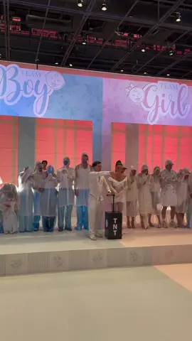 ¡Demasiada emoción para el corazón! 🎉💖 En medio de la decoración de globos y la emoción contenida, llegó el gran momento: ¡BOOM! 💥 Explotó el polvo rosado 🎀 anunciando que ¡una niña viene en camino! 👧✨ Pero nadie esperaba lo que vendría después... Lele Pons, entre gritos y carcajadas, saltó de alegría, pero el piso cubierto de pigmento la traicionó 😱. Resbaló de golpe, cayó de rodillas 🤕, intentó ponerse de pie… ¡y volvió a patinar y caer hincada otra vez! 😰 Guaynaa y varios invitados corrieron a auxiliarla 🏃‍♂️ mientras todos contenían la respiración. Por suerte, todo quedó en un gran susto 🙏 y una anécdota épica para recordar. ¡Será niña! 🎀👶 Y ya viene llenando el mundo de emociones desde antes de nacer. #LelePonds #Guaynaa