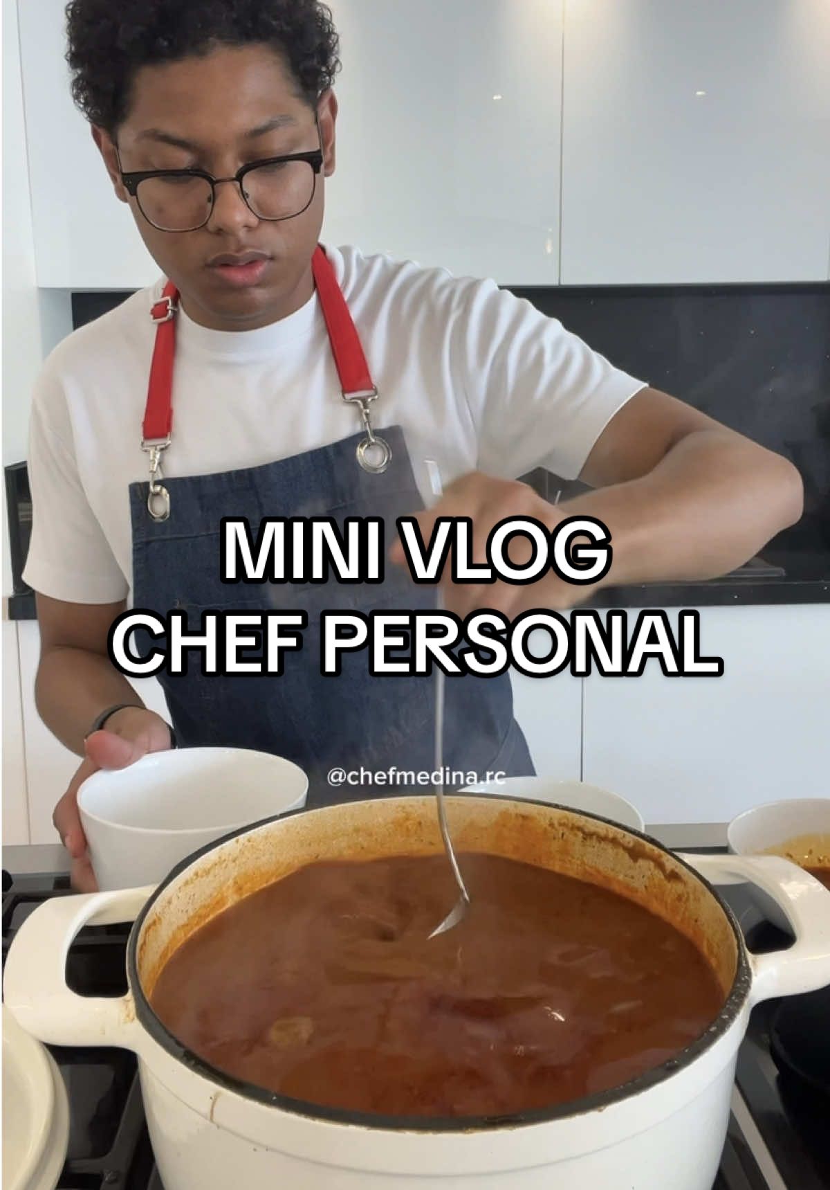 Receta de Birria: 👇🏾 Ingredientes: las cantidades exactas dependerán de la cantidad de carne que vallan hacer. Te dejo las que yo utilice para 2 kilos de Carne de res, yo utilice Chambarete de res y lo compré en costco.  Chile guajillo 4 pz  Chile pasilla 2 pz  Jitomates rojos 4 pz  Cebolla 1/2  Dientes de ajo 5 Clavos de olor 3 Laurel 5 hojas  Aceite de oliva  Canela en trozo 1/2  Comino 1 cucharadita  Sal y pimienta  Knorr consomé de pollo opcional  1 Cerveza obscura  Vinagre de manzana este si es como 1/2 taza  #chefmedina #recipes #chefpersonal #personalchef #vlogtiktok #blogger #undiaconmigo #vlogs 