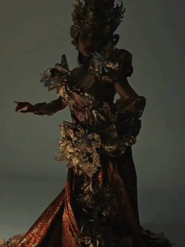 #SNEAKPEEK  National Costume @ syamandaa PUTERI INDONESIA BALI 2025 By @ agungrahmaputra @ pancerlangiit Bali. Kostum nasional Provinsi Bali tahun ini lahir dari proses yang panjang—dari limbah plastik yang dulu dianggap tak bernilai, kini berubah menjadi karya yang penuh makna ♻️ Melalui tangan-tangan kreatif dan penuh visi, botol plastik bisa punya cerita baru. Inilah wujud nyata dari sustainable fashion, saat mode tak hanya indah dipandang, tapi juga bertanggung jawab terhadap bumi 🌍 Saksikan Penampilan Puteri Indonesia Bali di Parade National Costume Pemilihan Puteri Indonesia 2025 di Balai Sarbini! . Director @ agungrahmaputra @ ciptakarsapancerlangiit @ pancerlangiit  Support team @ gunkmass @ wahtu.x @ gunggdee @ abisastray @ wijayaakusumaaa @ gusbija_official @ baguskurniawan06  . #Natcos #NationalCostume #PuteriBali #PuteriIndonesiaBali #spiritforfuture #sustainablefashion #kemBALIkeBALI #puteriindonesia #puteriindonesiabali2025 #yayasanputeriindonesia #mustikaratu #pageant #pageantry #BeRightBeBright #BeautyRootedInNature 