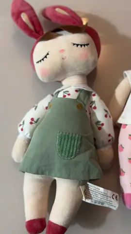 Achei essa boneca metoo LINDA na Shopee… mas agora tô em dúvida: será que é igual à original? Me conta aí!  #MaternidadeReal #AchadinhosShopee #MãeDeMenina #BonecaMetoo #presente #baby #boneca 