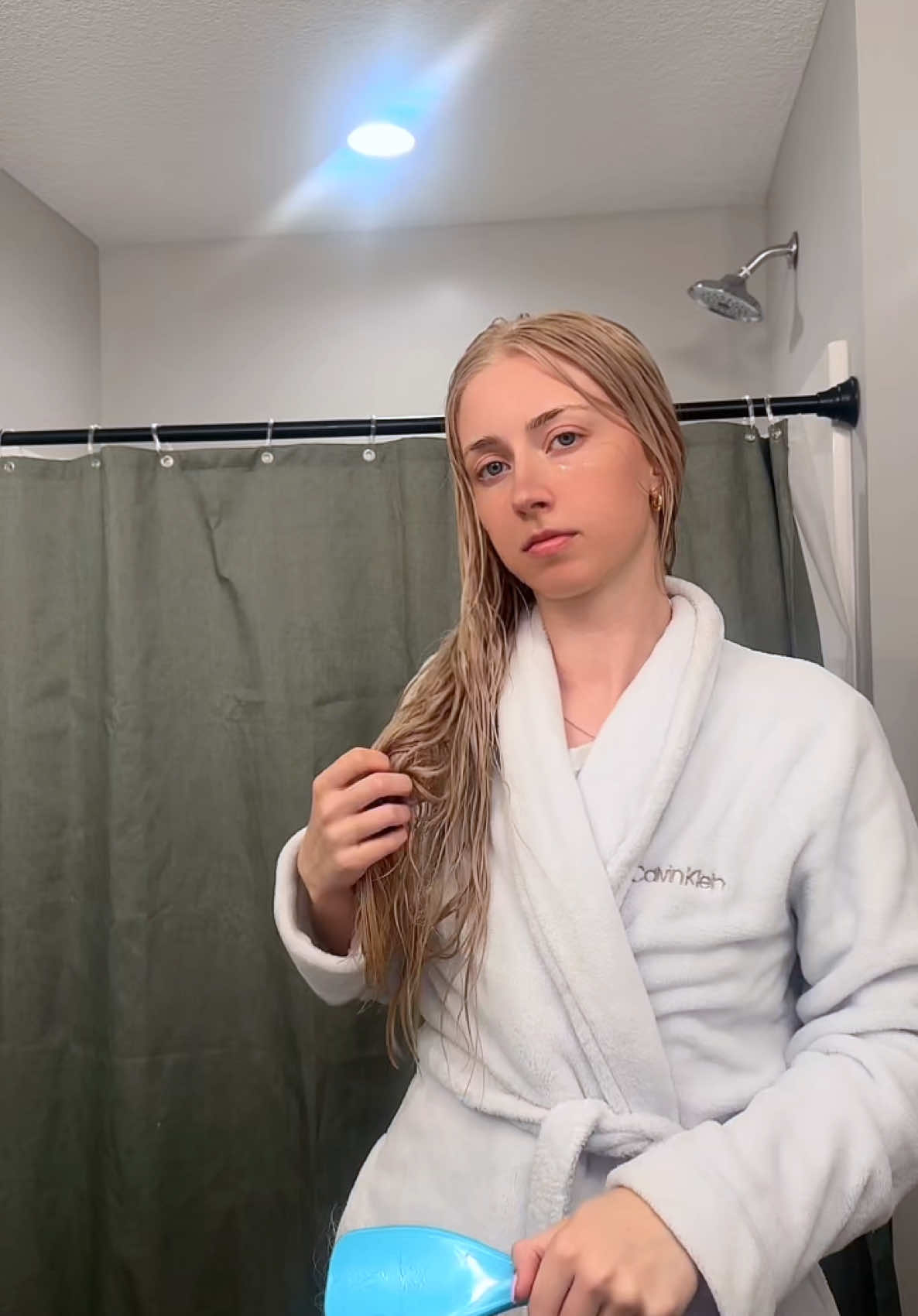 The first dry part with air dried, if I diffuse it it’s tighter waves but the frizz is so bad. I have tried every wavy, fine, thick, curl, cream, mouse, gel and it only holds for a few hours. Layers? Ends? Bald??? 😔 #fyp #foryoupage #hairtok #wavyhair #curly 