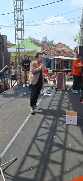 Al Artis panas2an @Simpatik Music Official @Linda_ayunda @riaameliaa @Irenne ghea Monderella @Aura Sekar @diandraaayu #yolossee #smoothrizapparel #simpatikmusic 