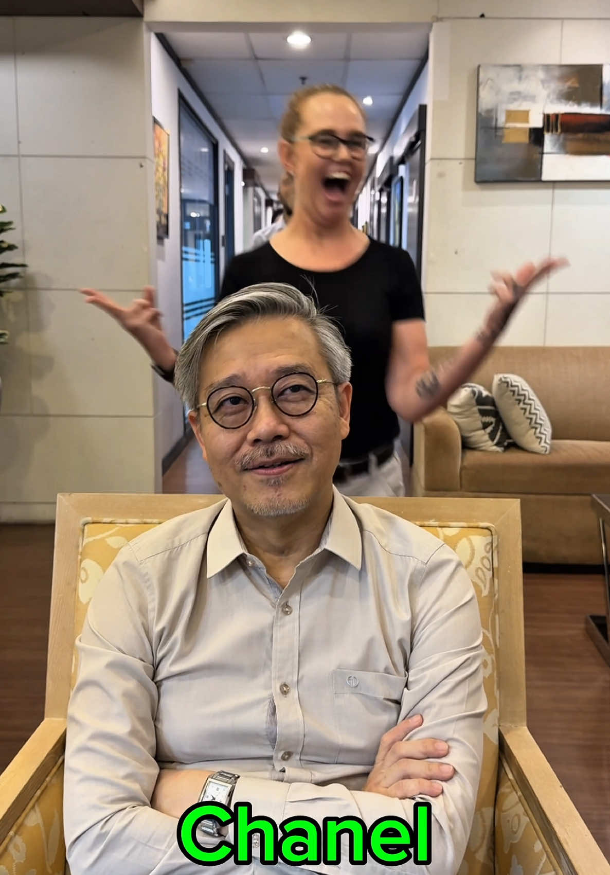 Boss kena teka suara staff sendiri 🤣 #bosskenateka #suaramisteri #kantoipejabat #kerjalawak #teamlawak #kerjapakat #bosspening #officelife #kerjapadu #planjahat #bossblur #rahsiaoffice #tiktoklawak #tiktokmalaysia #lawakgiler #kerjasamalawak