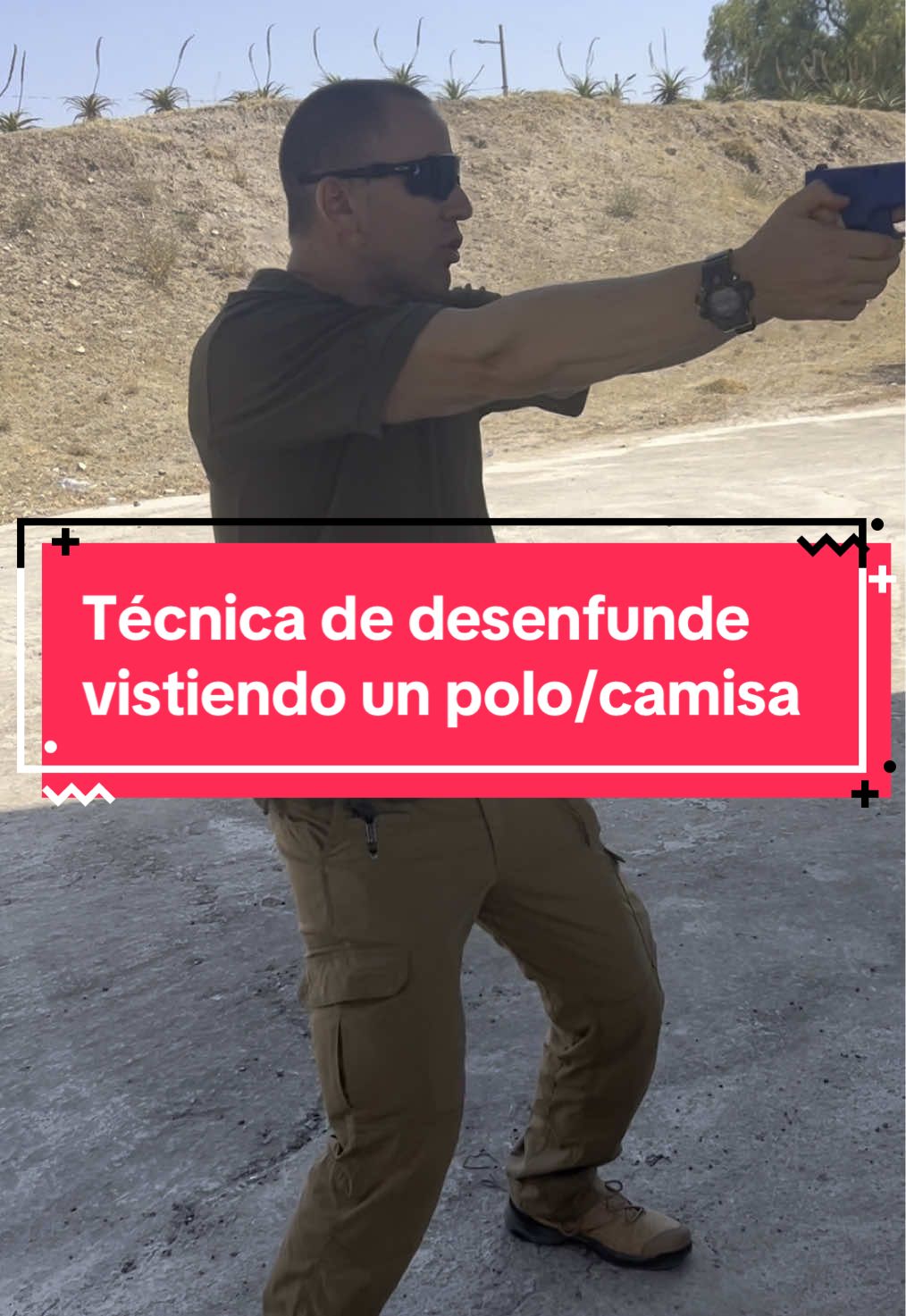 Técnica de desenfunde vistiendo un polo/camisa.