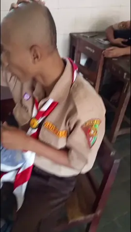 untran' opo😭😭😭 #yamaha #yamahaindonesia #smkpancasila1wonogiri #jendralselatan106  #potongrambut #barbershop @yamahaindonesia 