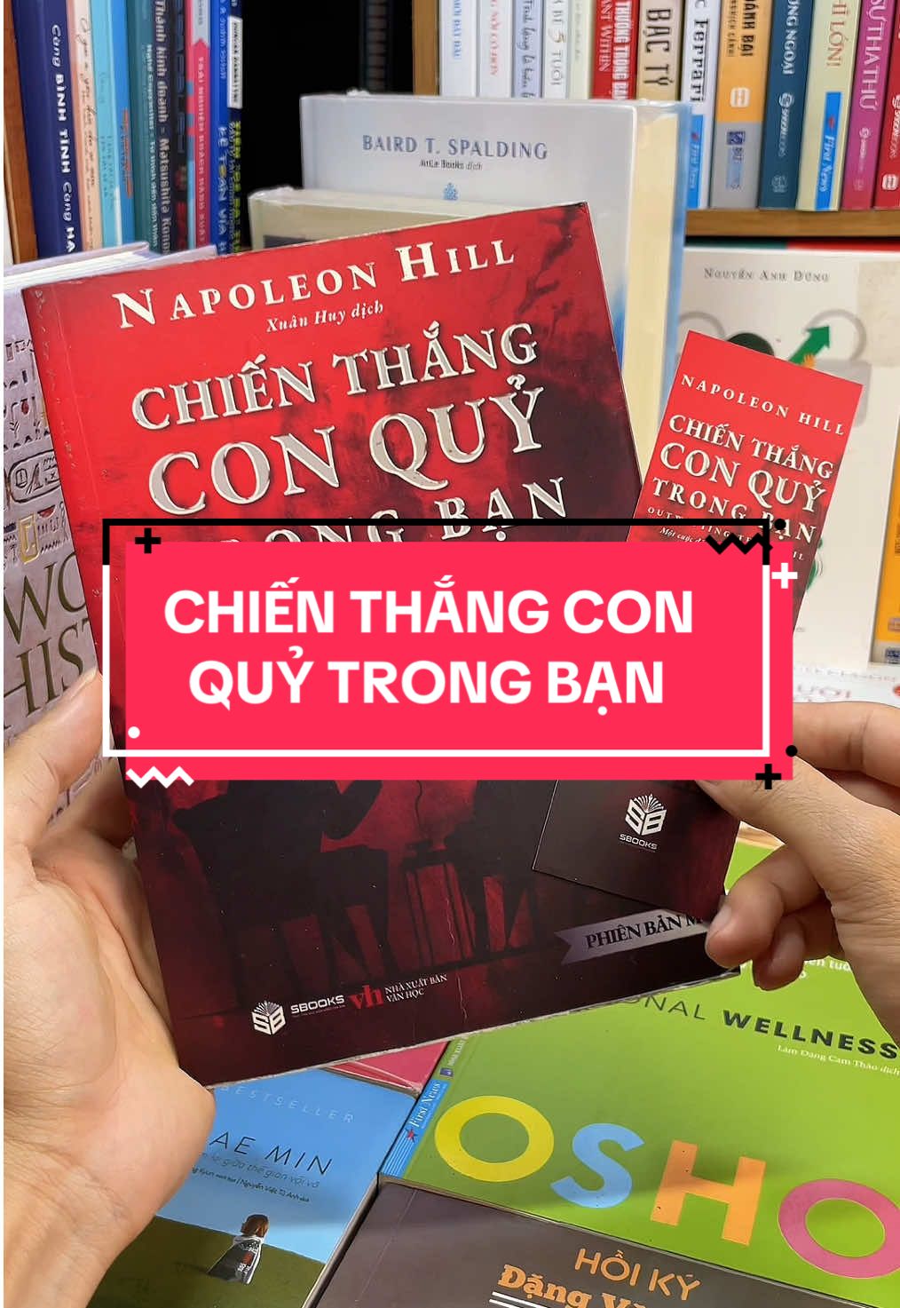 “Chiến Thắng Con Quỷ Trong Bạn” – Cuốn sách giúp bạn đánh bại kẻ thù nguy hiểm đó chính là bản thân mình. Bạn có bao giờ cảm thấy bị kìm hãm bởi nỗi sợ, trì hoãn, và nghi ngờ chính mình? Có một “con quỷ” vô hình luôn thì thầm vào tai bạn: “Bạn không đủ giỏi đâu”, “Đừng làm, sẽ thất bại đấy”… Và nó sống trong mỗi chúng ta. Cuốn sách kinh điển này là cuộc trò chuyện kỳ lạ giữa Napoleon Hill và “Con Quỷ” – một biểu tượng cho những nỗi sợ và giới hạn nội tại. Thông qua đối thoại sâu sắc và sắc sảo, tác giả sẽ lật tẩy cách “con quỷ” thao túng suy nghĩ, khiến chúng ta mãi giậm chân tại chỗ, rồi từ đó chỉ cho bạn cách thoát khỏi xiềng xích vô hình đó để sống một đời tự do, mạnh mẽ, thành công. Muốn thay đổi cuộc sống? Trước tiên, hãy chiến thắng chính mình. Đừng để nỗi sợ kiểm soát bạn thêm một ngày nào nữa. #tiemsachbinhyen #BookTok #sachhay #sách #reading #chienthangconquytrongban 