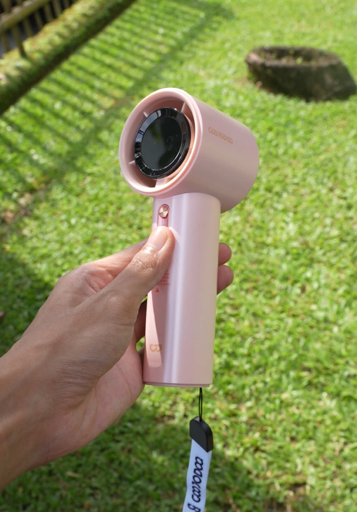 Kipas mini Goojodoq GFS001: simple, stylish super sejuk solusi anti gerah. Pas banget buat di kantor, outdoor, atau nonton konser! #kipasmini #kipasportable #kipasgoojodoq #PortableGadget #MiniFan #AntiGerah #Goojodoq #GadgetEstetik #LifestyleTech #FYPIndonesia #goojodoqgfs001 