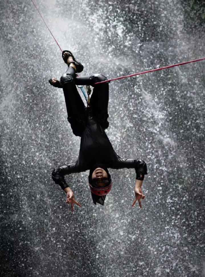 bayangin aku lebih milih gelantungan di air terjun daripada beli tali tambang sendiri untuk gelantungan di pohon :) #JJCapCut #CapCut #canyoningmalang #canyoneering #rappeling #backflip #exploremalang #fypシ゚viral #foryoupage 