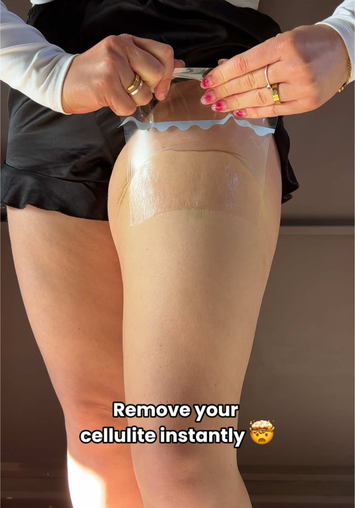 Did you know you can remove your cellulite instantly? 🤔  #cellulite #looseskin #confidenceboost #instalift #confidentwomen #middleages #saggyskin #leglift #cellulitereduction 